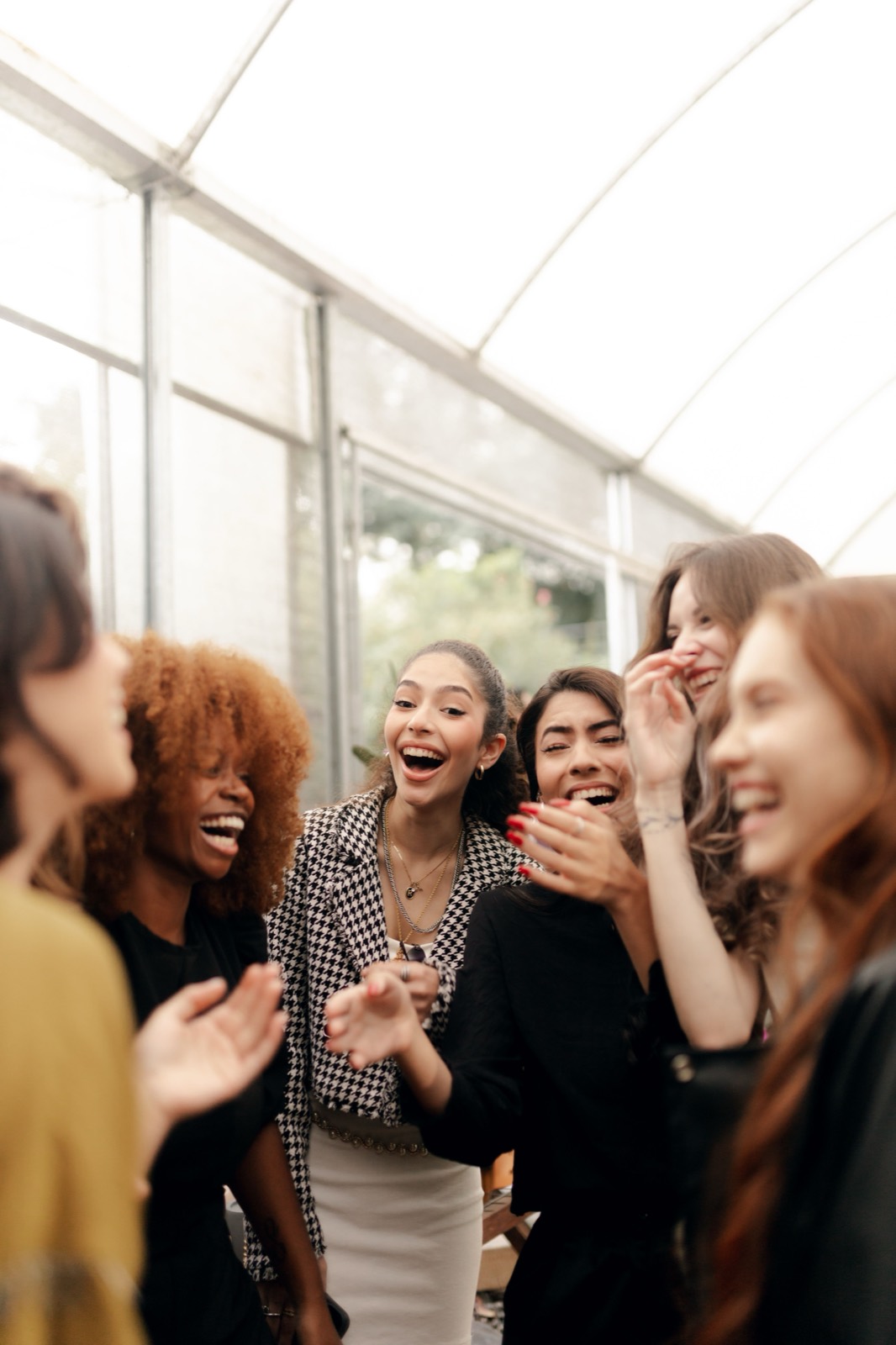 Groupe de femmes riant ensemble lors d'un événement Girls Got Skills