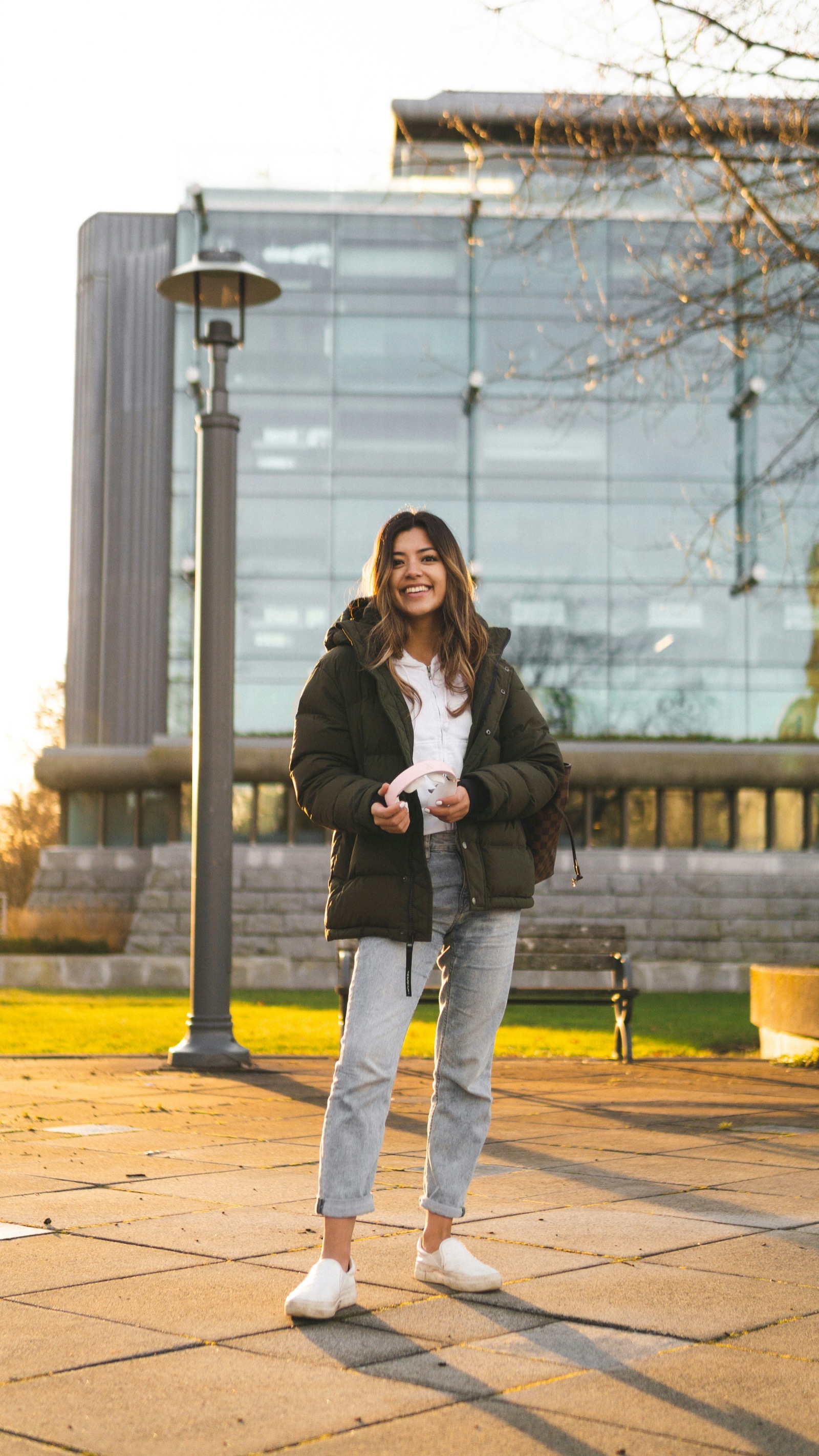Étudiante souriante sur un campus universitaire